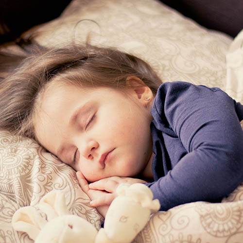  une maman avec son bébé pharmacie du Centre